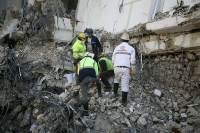 Hatay'da yıkılan rezidansın enkazında çalışmalar sürüyor