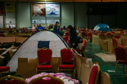 Adana'da depremden etkilenenler TÜYAP Fuar Alanı'nda barınıyor