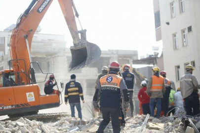 Sultanbeyli Belediyesi ekipleri Kırıkhan'da arama kurtarma çalışmalarını sürdürüyor