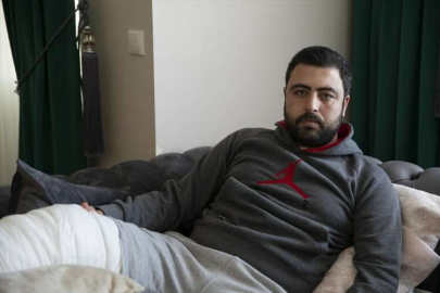 Enkazda bulduğu testere sayesinde kurtulan depremzede, göçük altında yaşadıklarını AA'ya anlattı