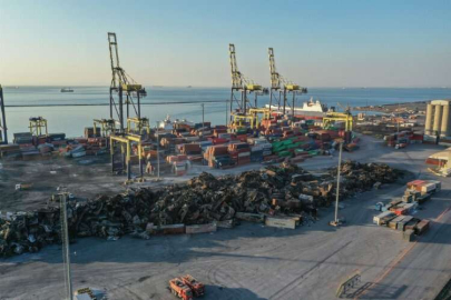 İskenderun Limanı'ndaki yangında kullanılamaz hale gelen konteynerler kaldırılıyor
