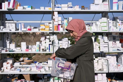 Acılarını "bağrına basan" depremzede eczacılar, afet bölgesinde konteyner eczane kurdu