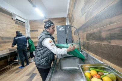 Depremzedelere evlerini açan Hataylı Güzel kardeşler 3 öğün yemek dağıtıyor