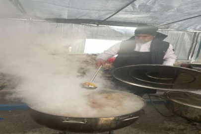 Antalya'dan gelen gönüllü aşçılar kazanlarını depremzedeler için kaynatıyor