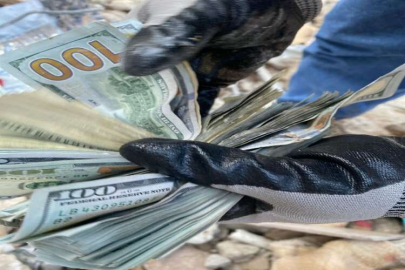 Denizli itfaiye personeli enkazda bulunan para ve değerli eşyaları askere teslim etti