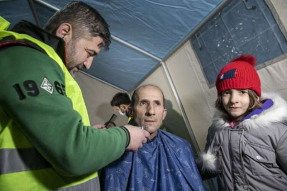 Sakaryalı gönüllü berberler Kahramanmaraş'ta depremzedeleri tıraş ediyor