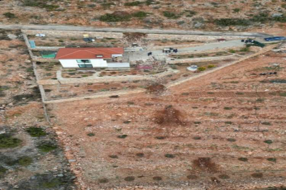 Alanya'da dağdan kopan kaya parçaları bahçe duvarlarına zarar verdi