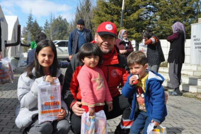 Depremzede çocuklara oyuncak ve kırtasiye malzemesi dağıtıldı