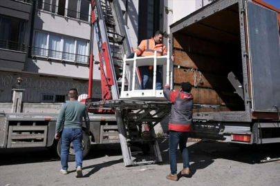 İskenderun'da hasar gören evlerini tahliye eden depremzedelerde hüzün hakim