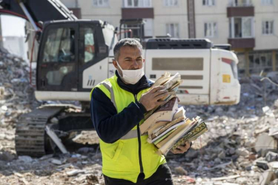 Kahramanmaraş'ta gönüllüler enkazdan Kur'an-ı Kerim'leri topluyor