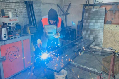 Isparta'da depremzedelere destekler sürüyor