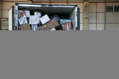 Adana'daki depolarda tasnif edilen yardım malzemeleri depremzedelere ulaştırılıyor