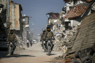 Hatay'da yıkım nedeniyle araç giremeyen sokaklar, kros motosikletli özel harekat polislerine emanet