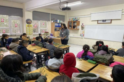 Antalya'da depremzede öğrenciler okulda çiçeklerle karşılandı