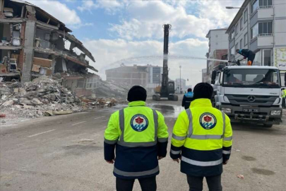 Elbistan'da depremlerde ağır hasar gören binaların yıkımına başlandı