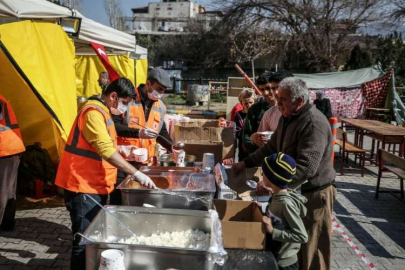 TBMM aşçıları Hatay'da depremzedeler için yemek pişiriyor