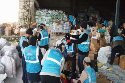 Akrabalarını ziyarete geldiği Hatay'da depreme yakalanan gurbetçi, bölgede gönüllü olarak çalışıyor