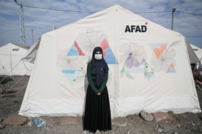 İskenderun'daki geçici barınma alanında kalan çocuklar, çadırları resimleriyle renklendirdi