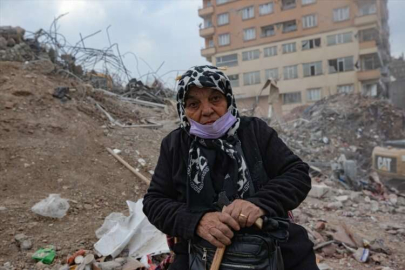 Kahramanmaraşlı Ümmügülsüm ninenin enkaz başında cenaze nöbeti