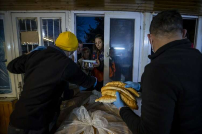 Cumhurbaşkanlığında görevli aşçılar, depremzedeler için yemek pişiriyor