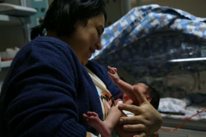 Enkazdan çıkarılan hamile kadın ameliyatla dünyaya getirdiği bebeğiyle buluştu