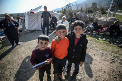 Hatay'da depremzede akranlarına dağıtılması için gofreti geri çeviren çocuk  sembol oldu