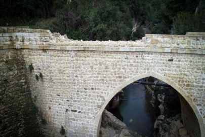 "Tarihi eserler kenti" Hatay'daki Batıayaz Köprüsü, depremler nedeniyle zarar gördü