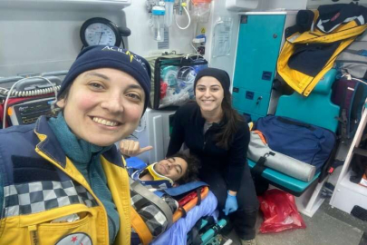 Görevliyken ambulansla izin gününde karavanıyla depremzedelerin yardımına koşuyor