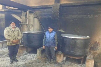 Samandağ'da gurbetçiler, depremzedelere "hirisi" dağıttı