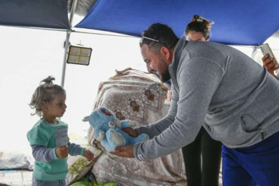 Hatay'da çadır kentte kalan çocuğun doğum günü pastası Kayseri'den geldi