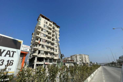 Hatay'da depremzedeler, hasarlı evlerden eşyalarını tahliye ediyor