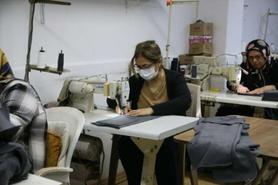 Kadın esnafın atölyesindeki dikiş makineleri, depremzedeler için durmaksızın çalışıyor
