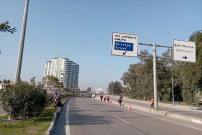 Denizli Büyükşehir Belediyesi, deprem bölgesinde temizlik çalışması yapıyor