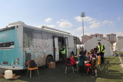 Depremzede çocuklar gezici kütüphanede moral buluyor