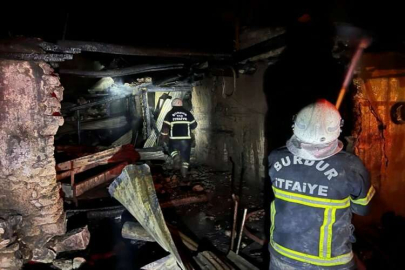 Burdur'da yangın çıkan ev ve samanlık kullanılamaz hale geldi