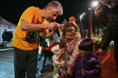 Deprem bölgesindeki çocukların yüzü kukla gösterisiyle güldü