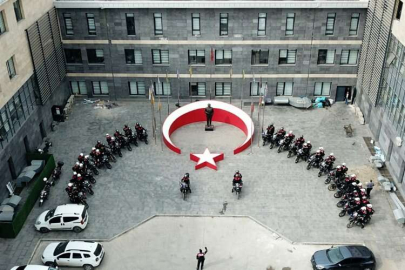 Deprem bölgesinde yunus timleri dar sokaklarda güvenliği sağlıyor