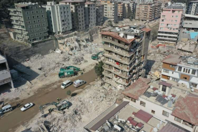 Hatay'da depremde yıkılan binaların enkazını kaldırma çalışmaları devam ediyor