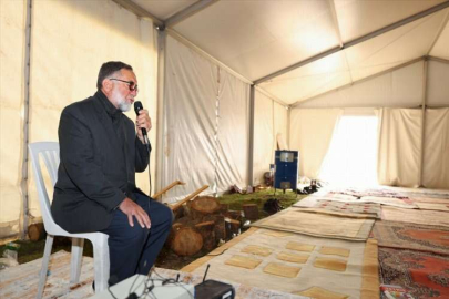 Kahramanmaraşlı emekli imam, afetzede çocuklara söylediği "Ali Baba" şarkısıyla gönüllere dokundu