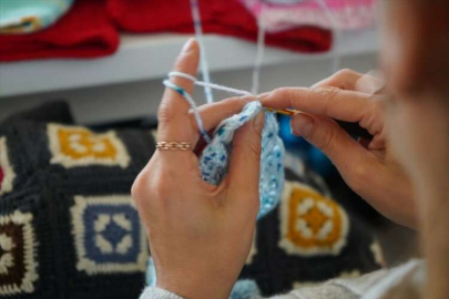 Mersin'de kadınlar depremzedeler için kıyafet dikiyor