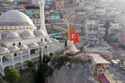 Belen'deki Türk bayraklı heykel depremden etkilenmedi