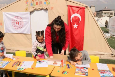 Madenci baba enkazda can kurtardı, kızı çadır kentte çocuklara moral verdi