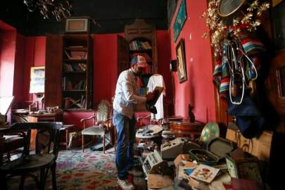 Antika dükkanından "Hatay'ı terk etmeyin" mesajı veriyor