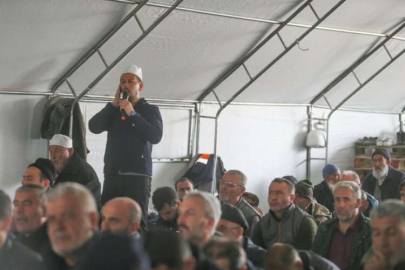 Depremde tüm camileri zarar gören Ekinözü ilçesinde çadır mescit kuruldu