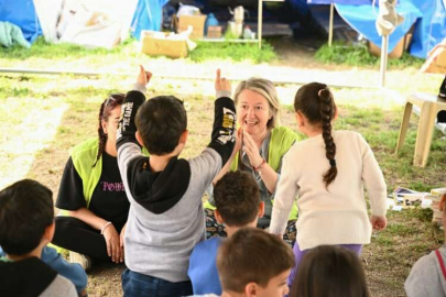 Gölcük depreminden sonra örgütlenen gönüllüler günlük 5 bin kişi için yemek hazırlıyor