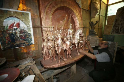 Hataylı heykeltıraş, depremde az hasar gören Fatih Sultan Mehmet'in heykelini bitirmeye çalışıyor