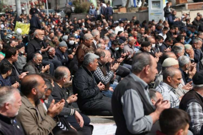 Kahramanmaraş'ta cuma namazı tarihi Ulu Cami'nin yanındaki alanda kılındı