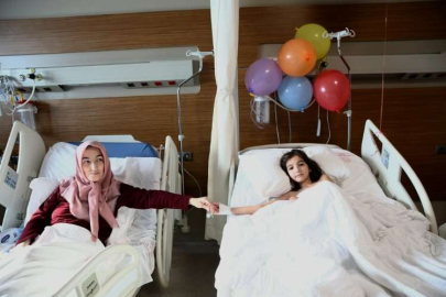 Hatay'da enkazdan yaralı kurtulan anne ile kızı Adana'da hastane odasında kavuştu