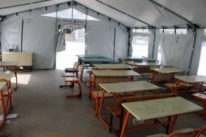Depremden etkilenen Hatay'da okul bahçesine çadır sınıflar kuruldu