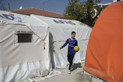 Efe, depremden kaçarken hayranı olduğu Ronaldo albümünü de almayı unutmadı